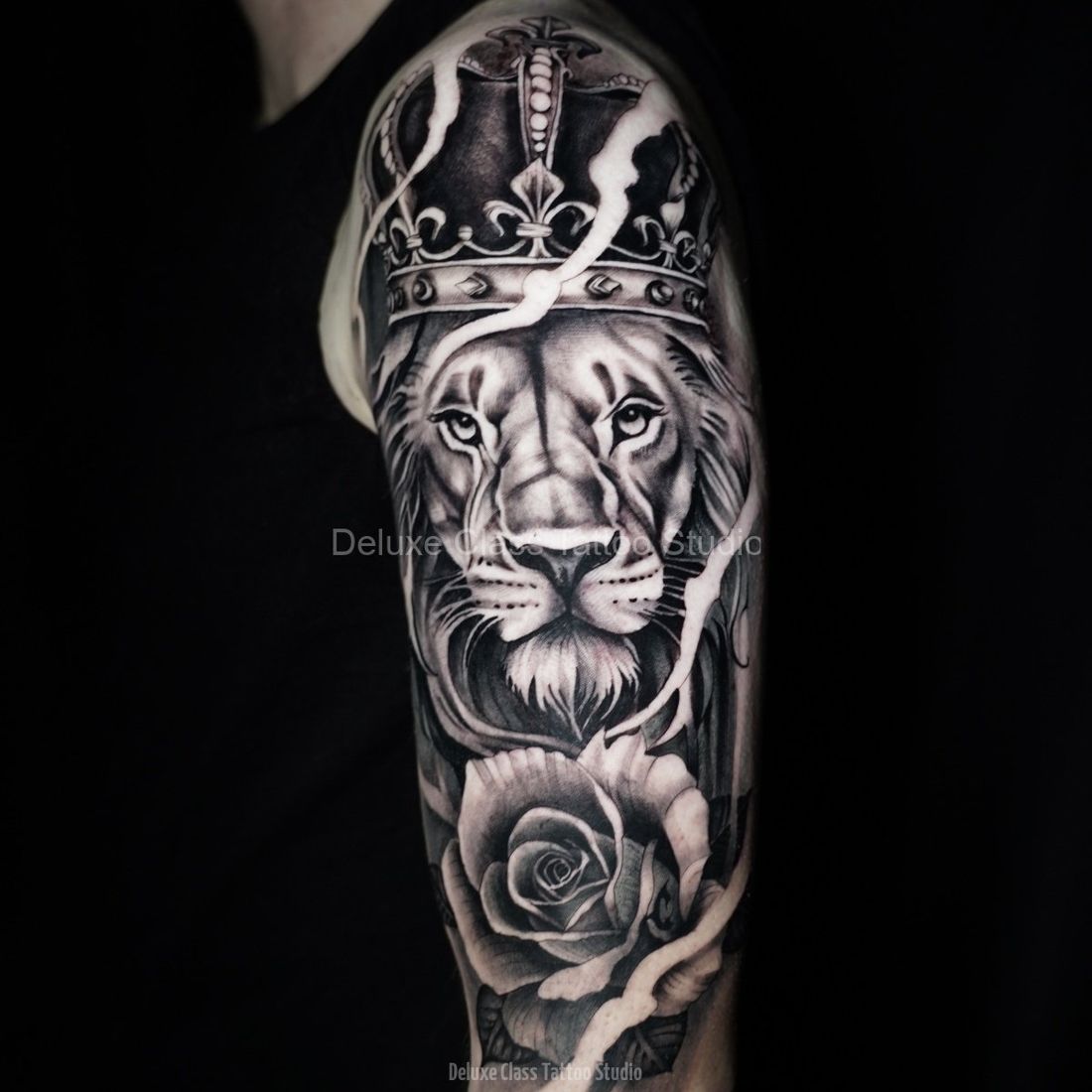 Realistic Tattoo Löwe mit Krone