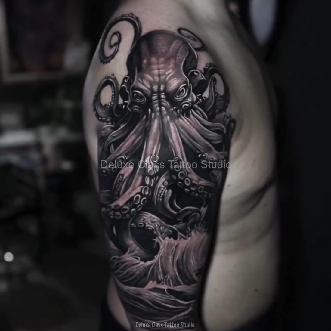 Black and Grey Oktopus Tattoo