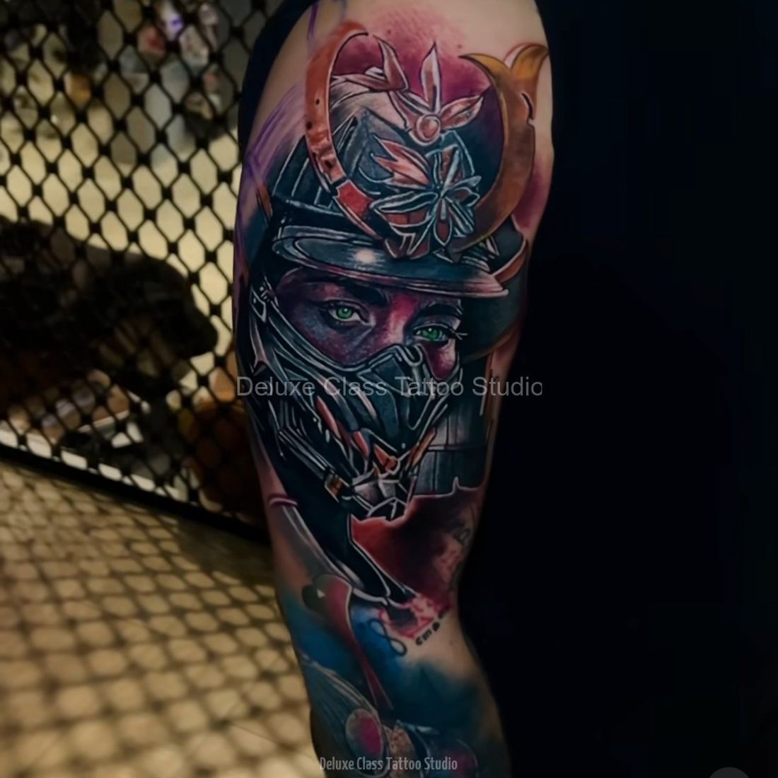 Großes farbiges Tattoo am Bein
