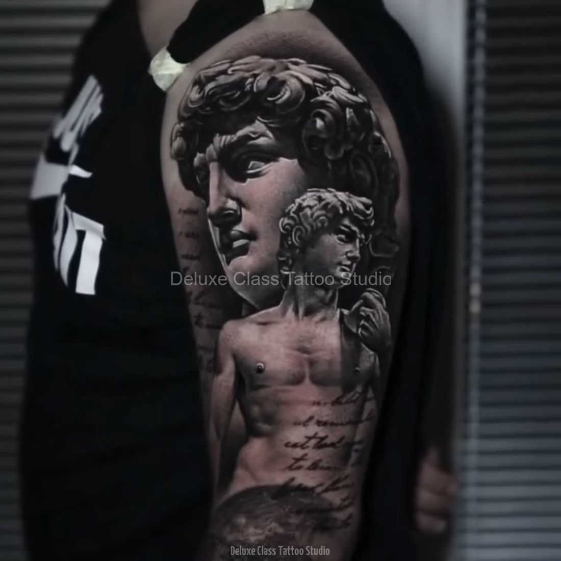Black and Grey Statuen-Tattoo